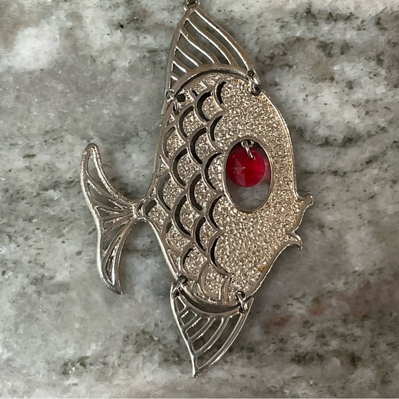 Vintage Silver Tone Fish Pendant with Moveable Fins and Eye - Picture 3 of 3